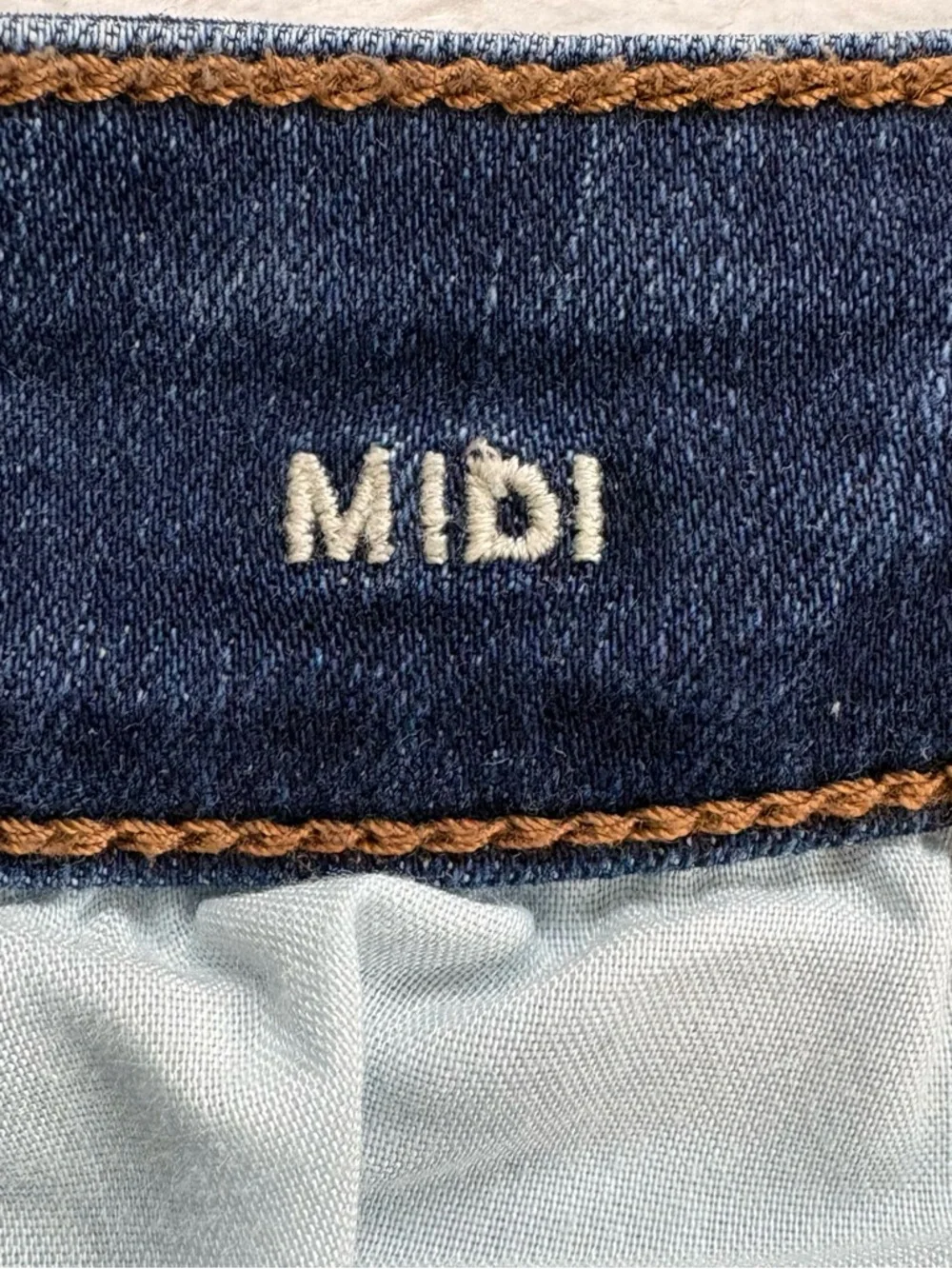 AMERICAN EAGLE Midi Denim Jean Shorts Raw Hem Dark Wash Size 6 Super Stretch - Picture 4 of 8